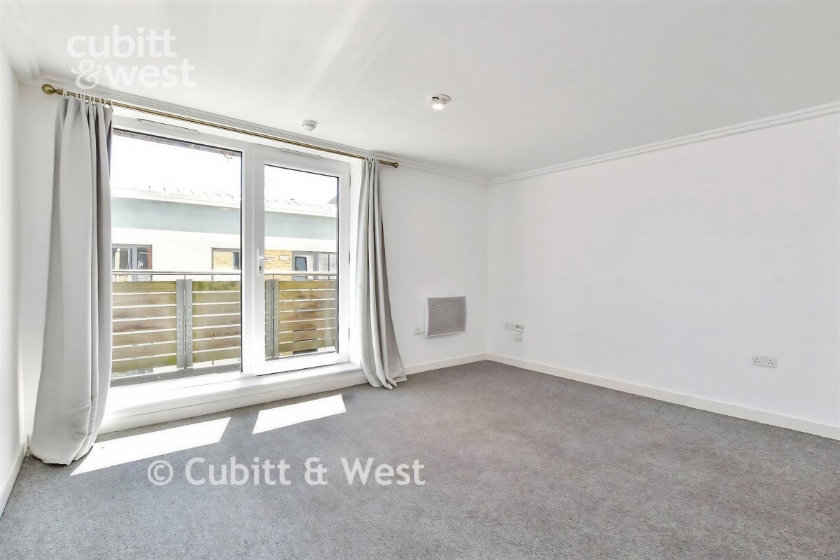 Flat Brunswick Terrace in Hove