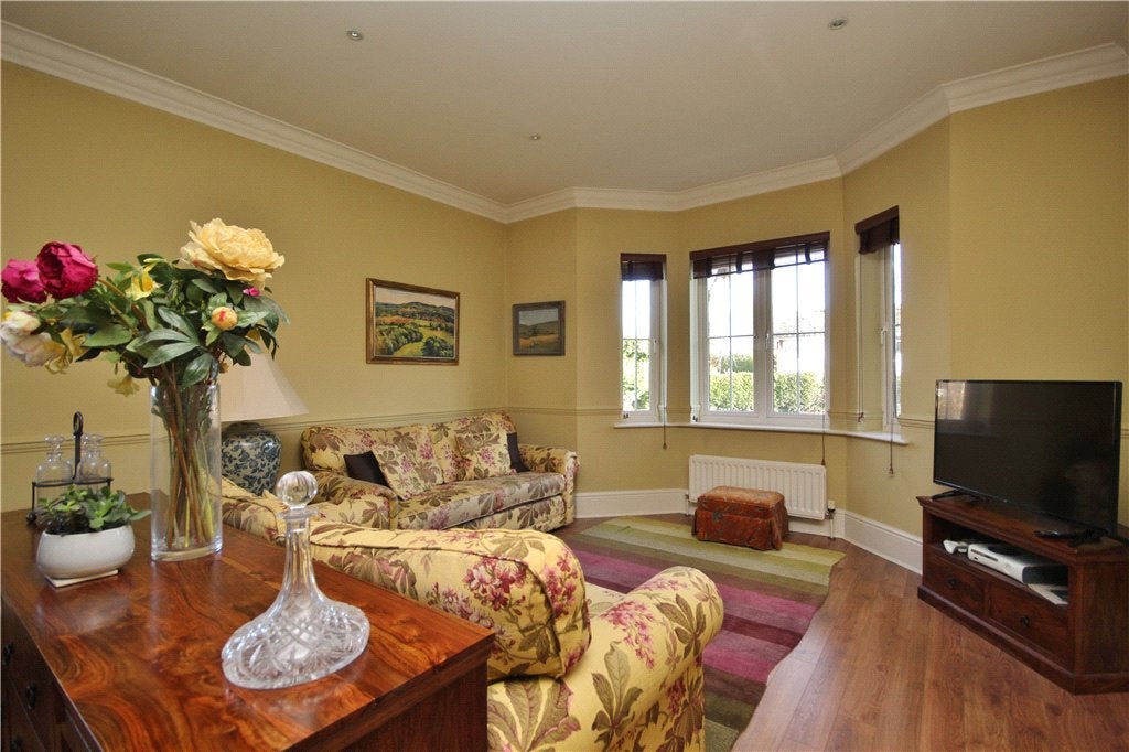 Flat Upper Edgeborough Road in Guildford