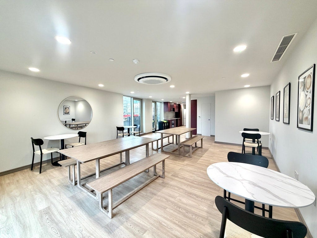 Flat Victoria Road in Greater London