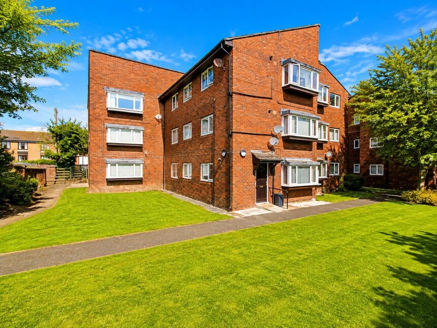 Flat Montrose Court in Chester