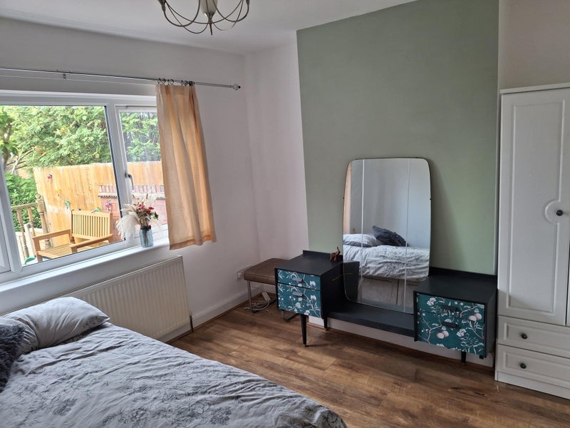Room Graham Road in Dudley