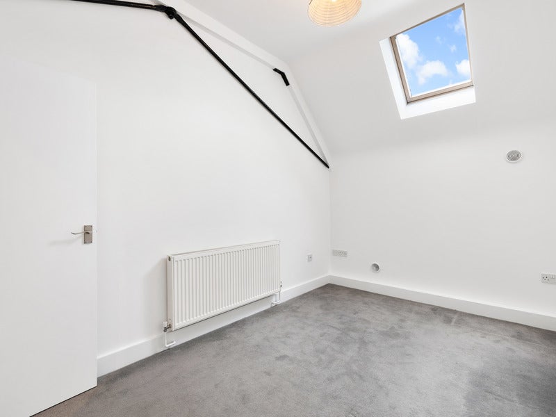 Flat Mid Street in South Nutfield