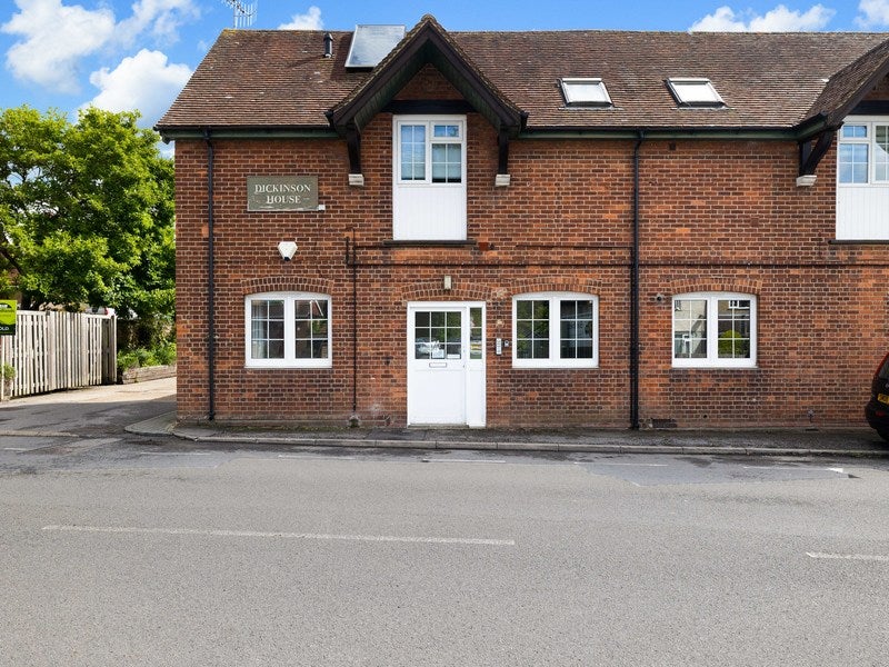Flat Mid Street in South Nutfield