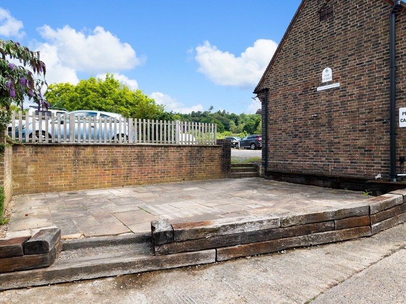 Flat Mid Street in South Nutfield