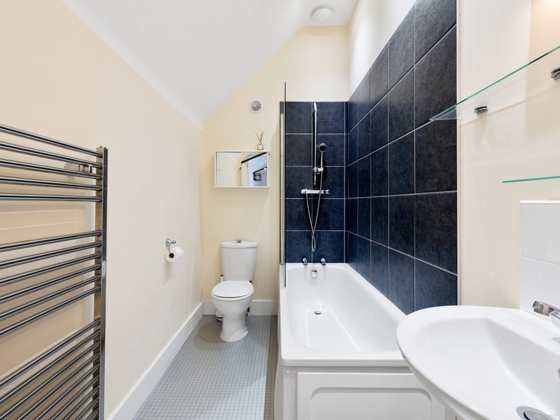 Flat Mid Street in South Nutfield