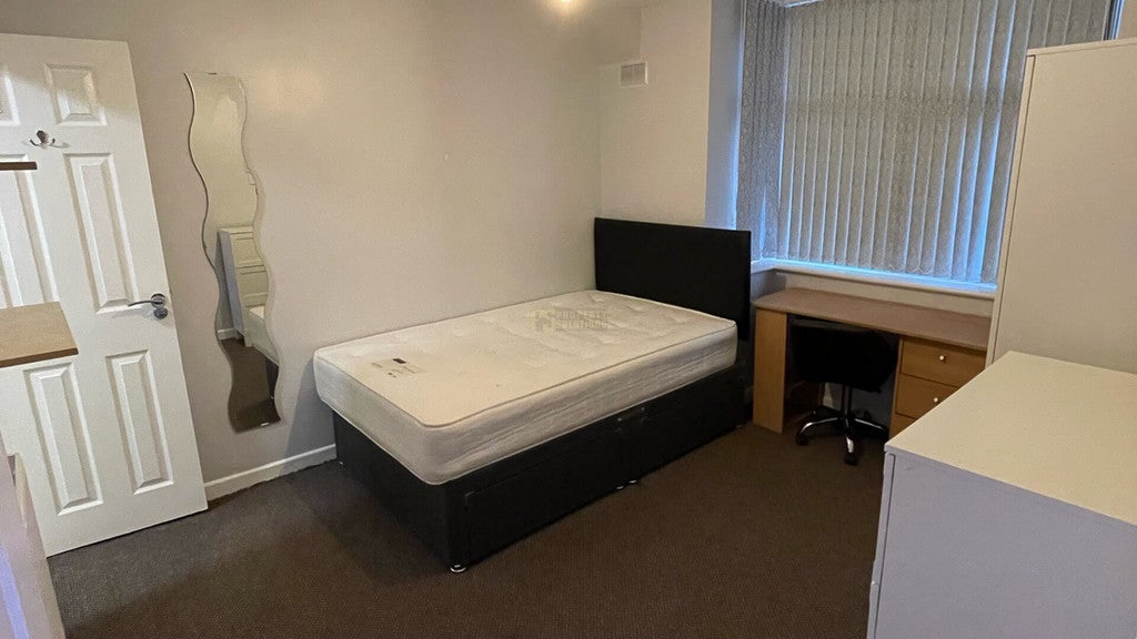 Room Hubert Road in Birmingham