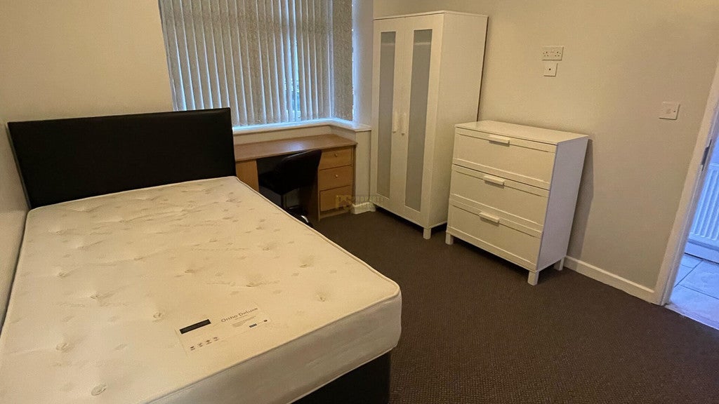Room Hubert Road in Birmingham