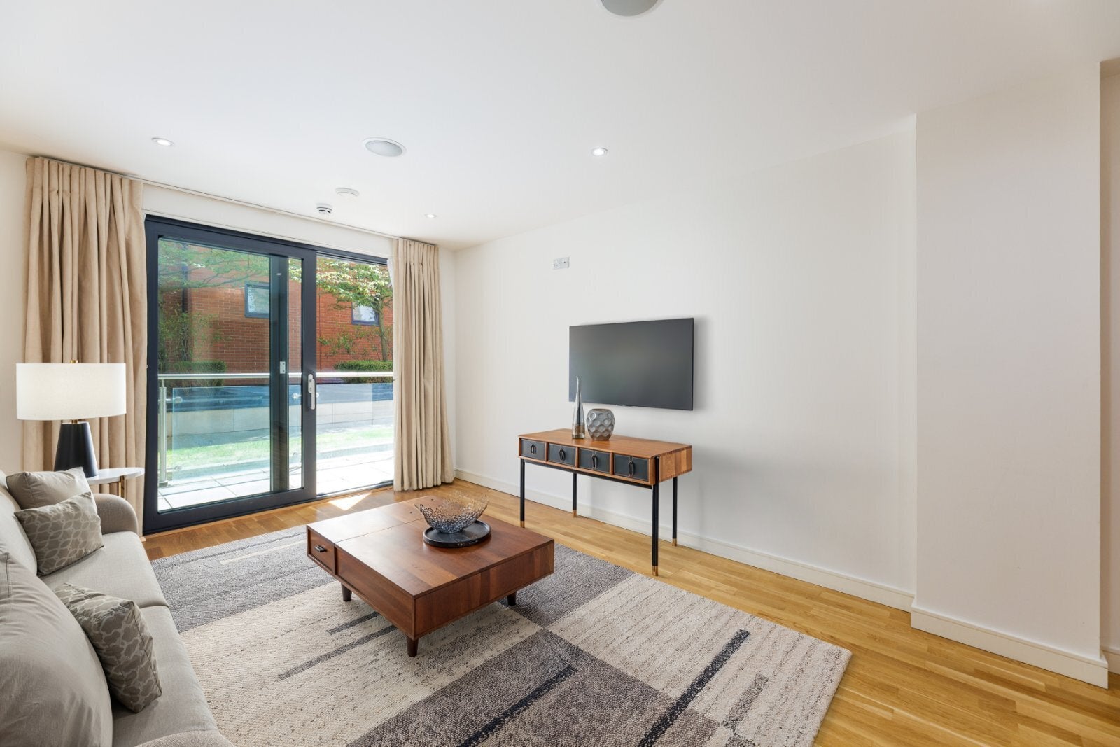 Flat Chartfield Avenue in Greater London