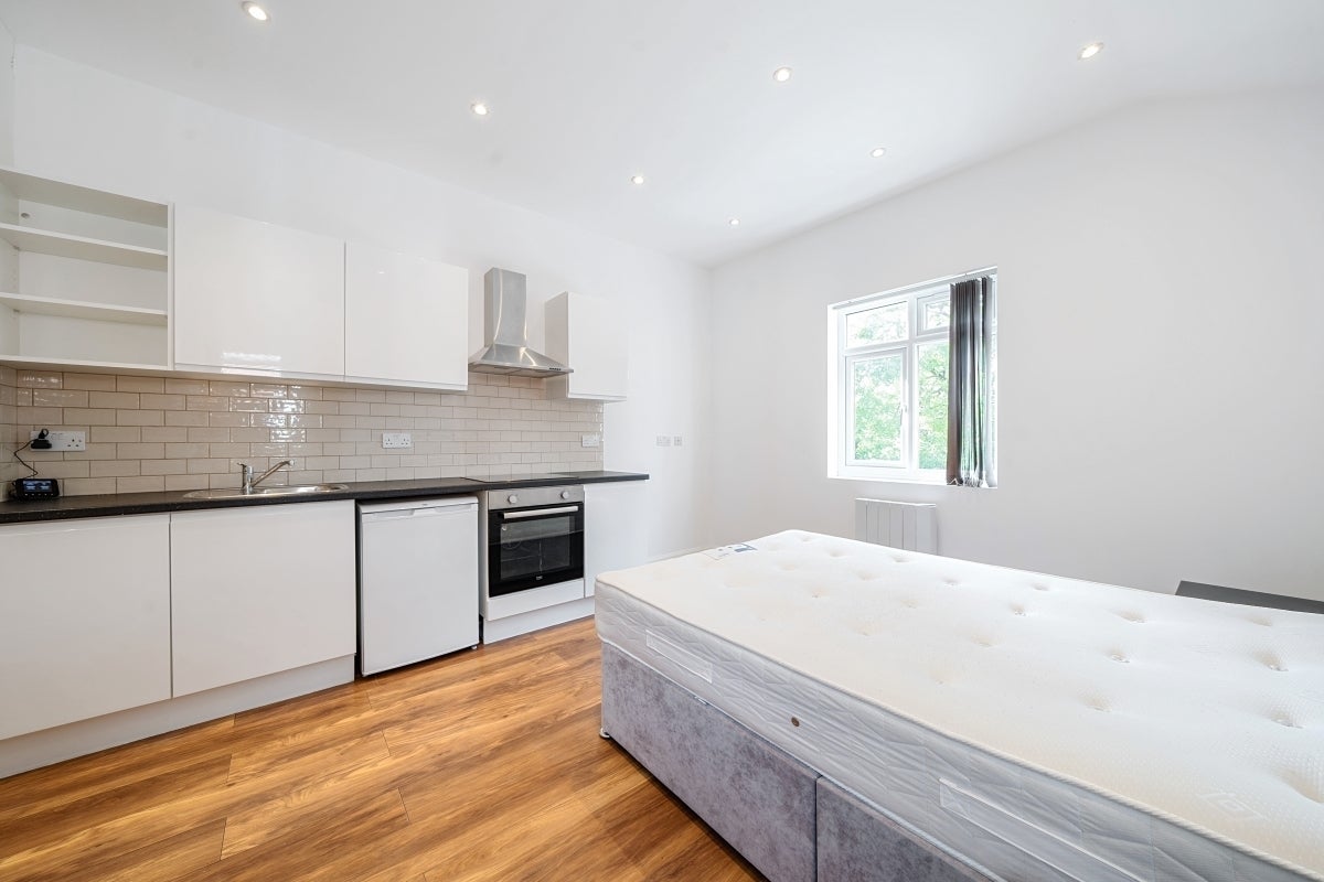 Flat Larch Road in Greater London