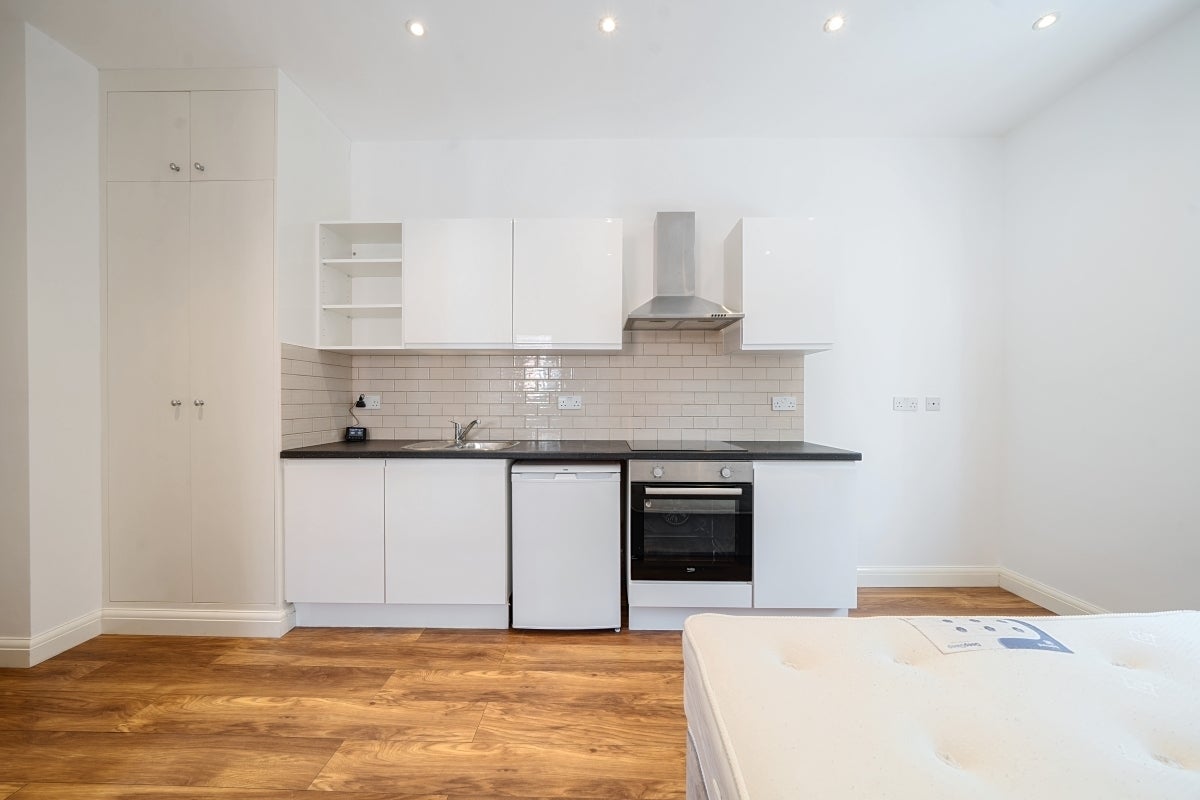 Flat Larch Road in Greater London