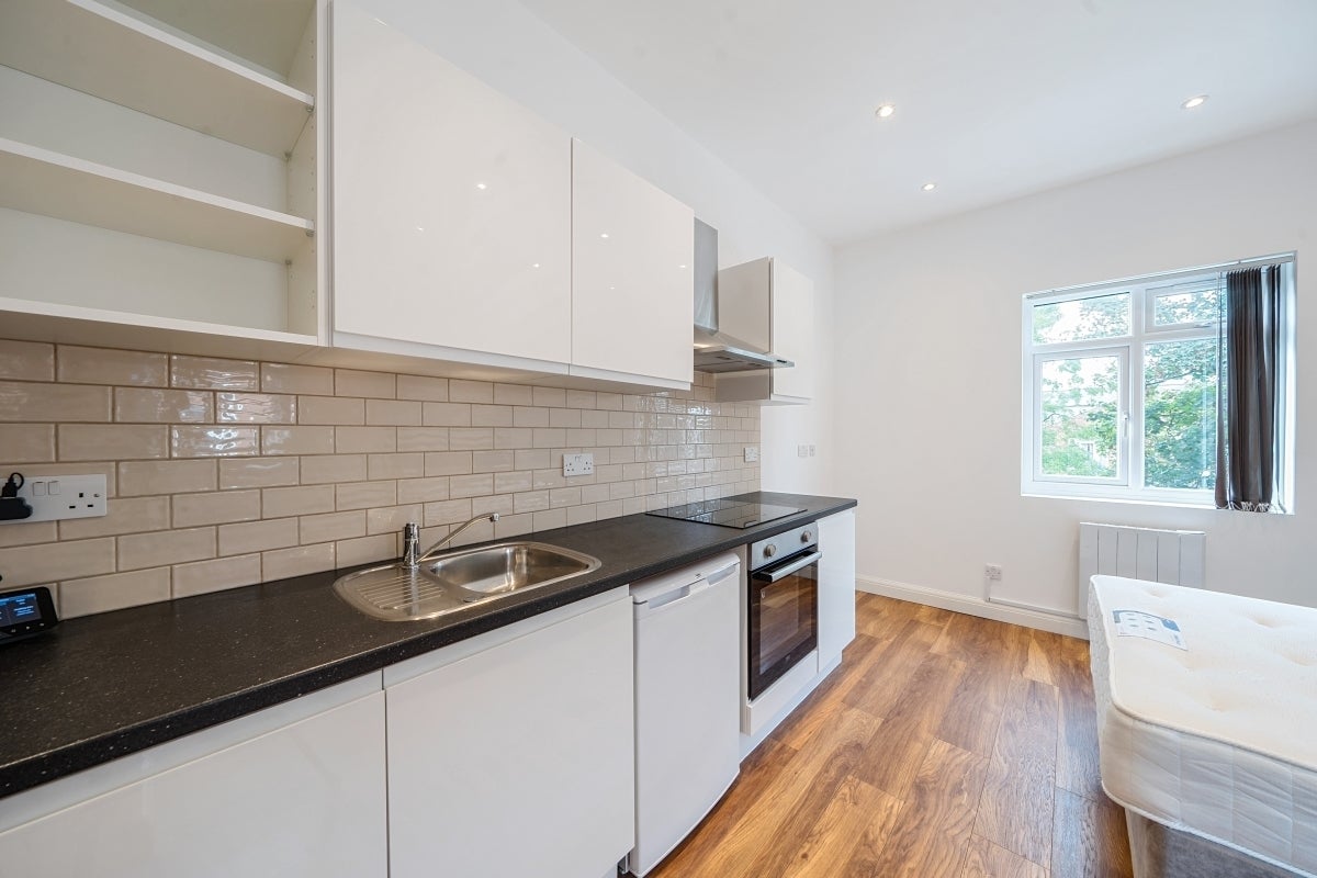 Flat Larch Road in Greater London