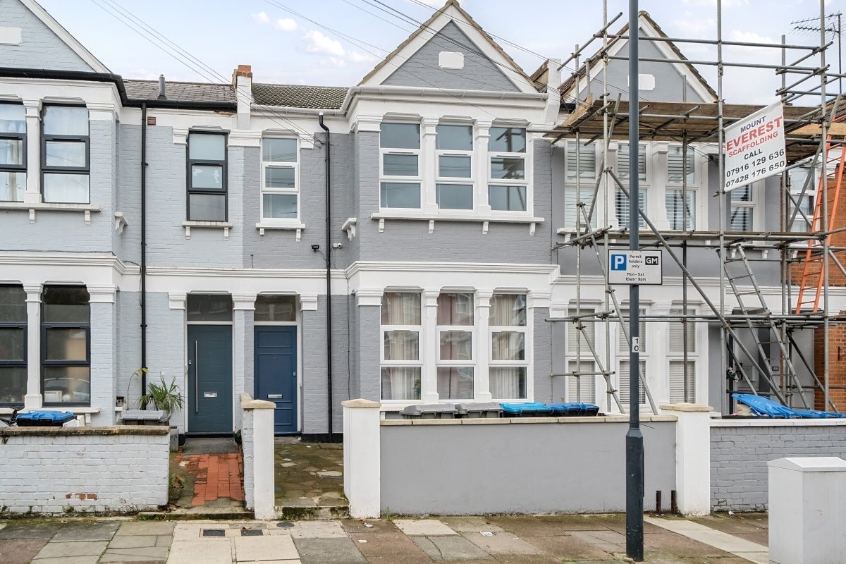 Flat Larch Road in Greater London