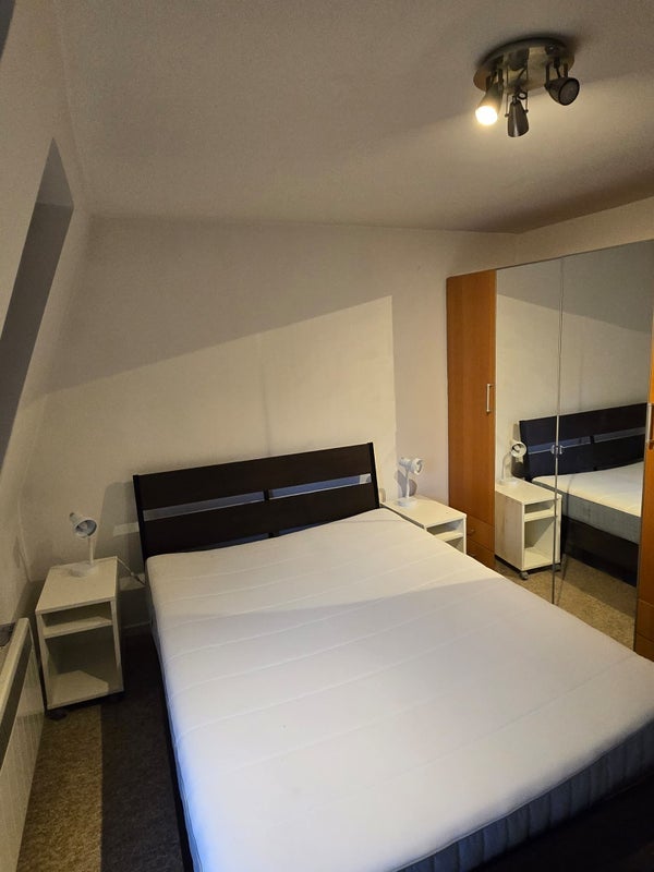 Room Clarence Gardens in Glasgow