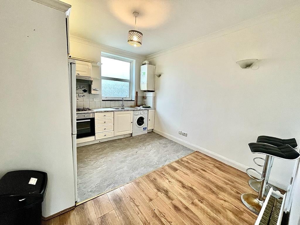 Flat Elgin Avenue in City of Westminster