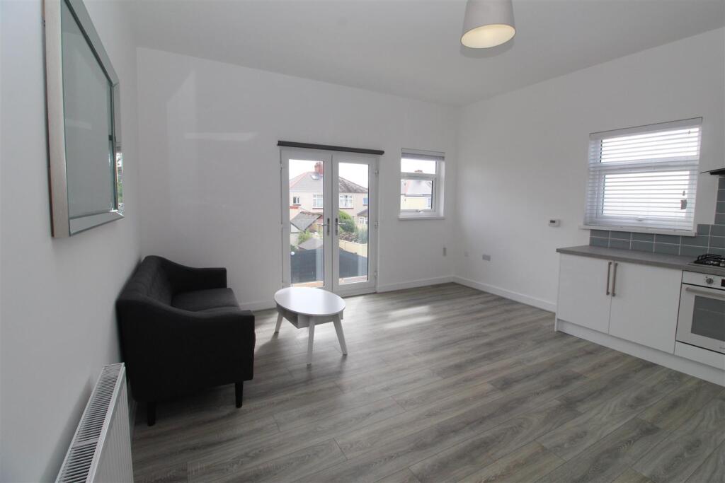 Flat Caerphilly Road in Cardiff