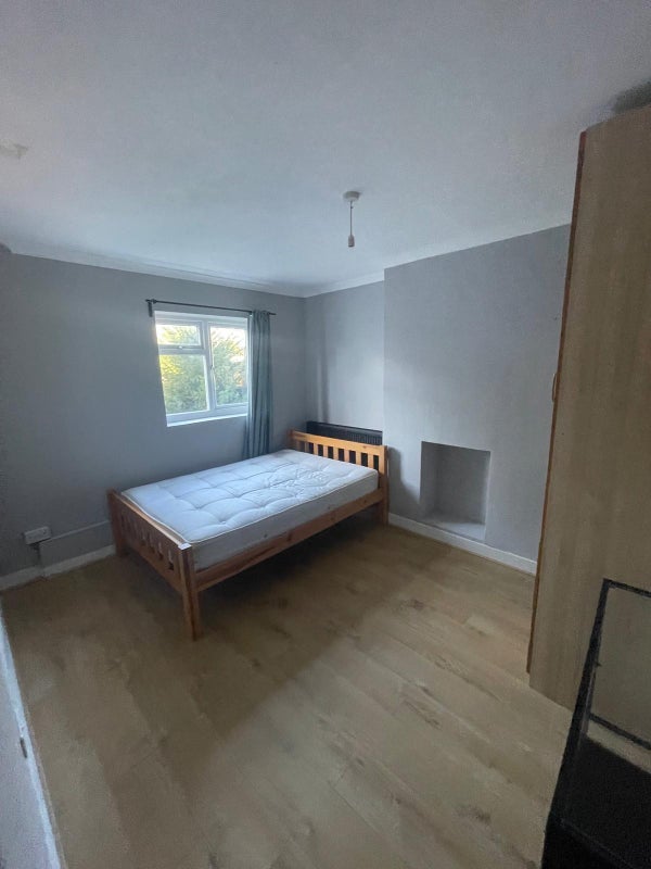 Room Tile Kiln Lane in Greater London