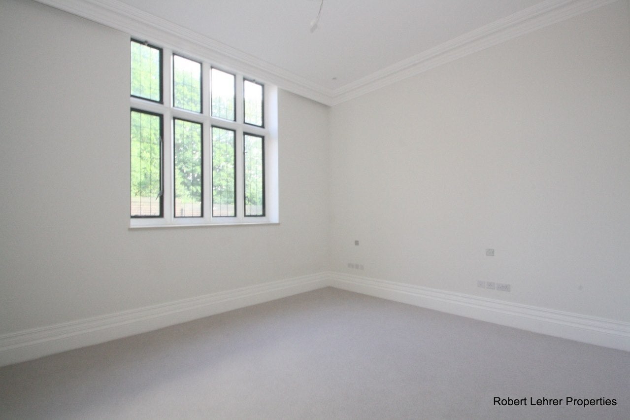 Flat The Ridgeway in Greater London