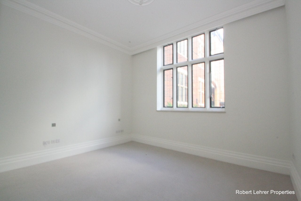 Flat The Ridgeway in Greater London