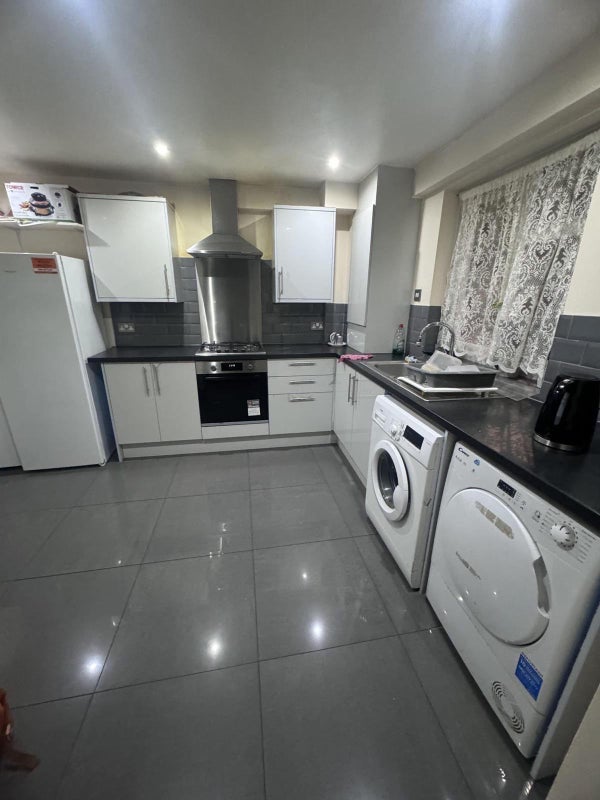 Room Crownfield Road in Greater London