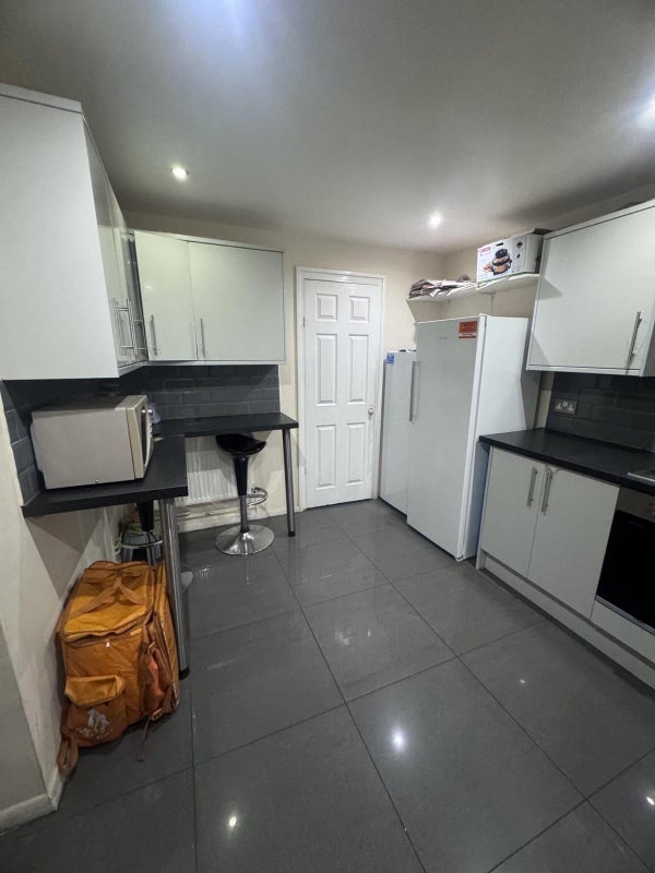 Room Crownfield Road in Greater London