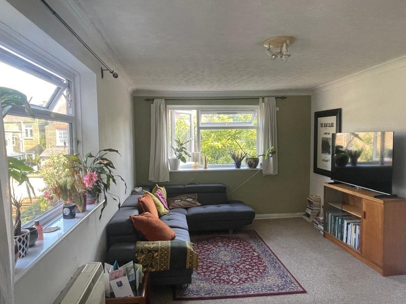 Room Hampden Road in Greater London
