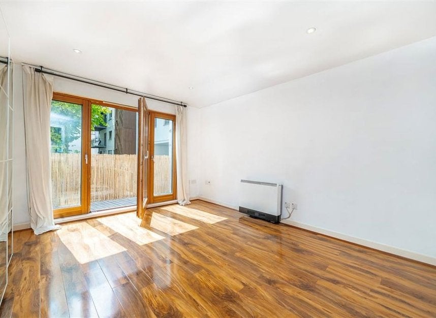 Flat Kingsland Road in Greater London