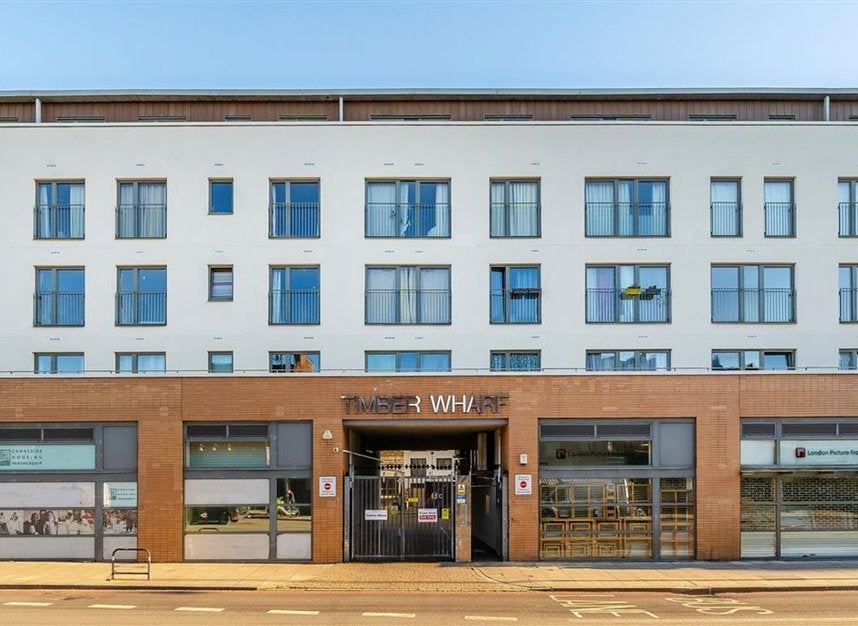 Flat Kingsland Road in Greater London