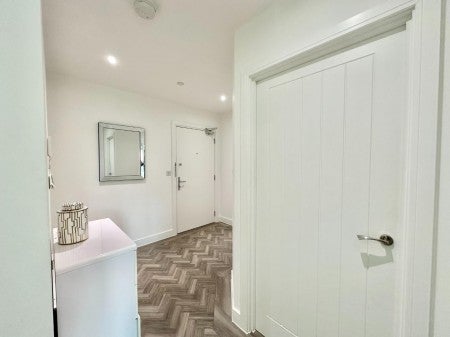 Flat Blyth Road in Greater London