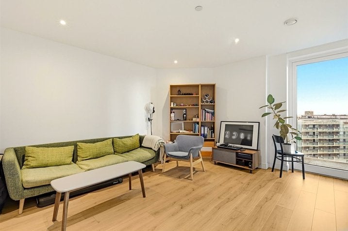 Flat Beadon Road in Greater London