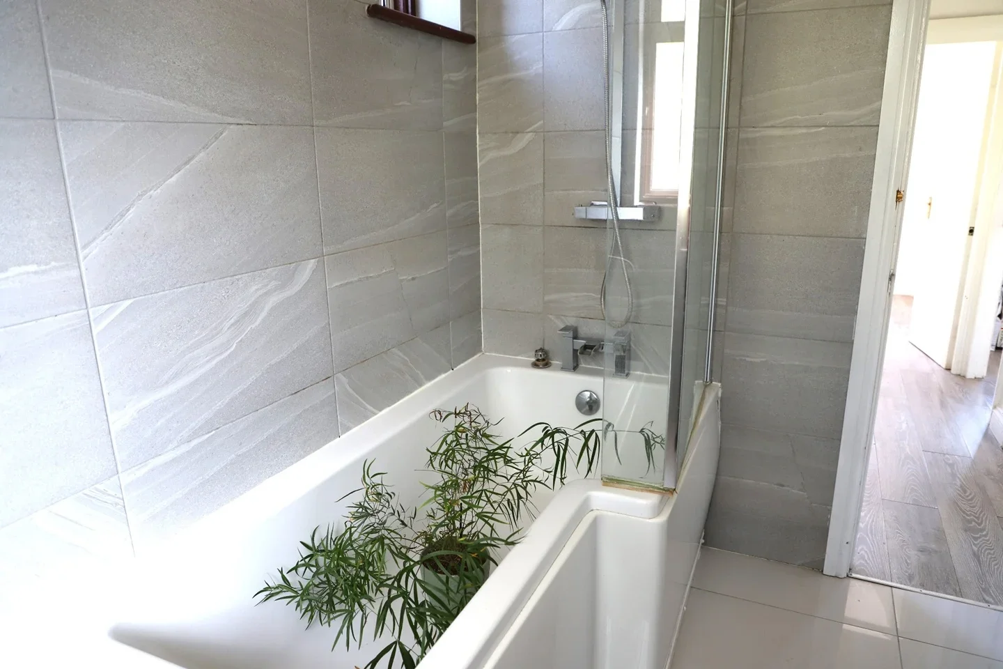 Flat Wandle Road in Greater London