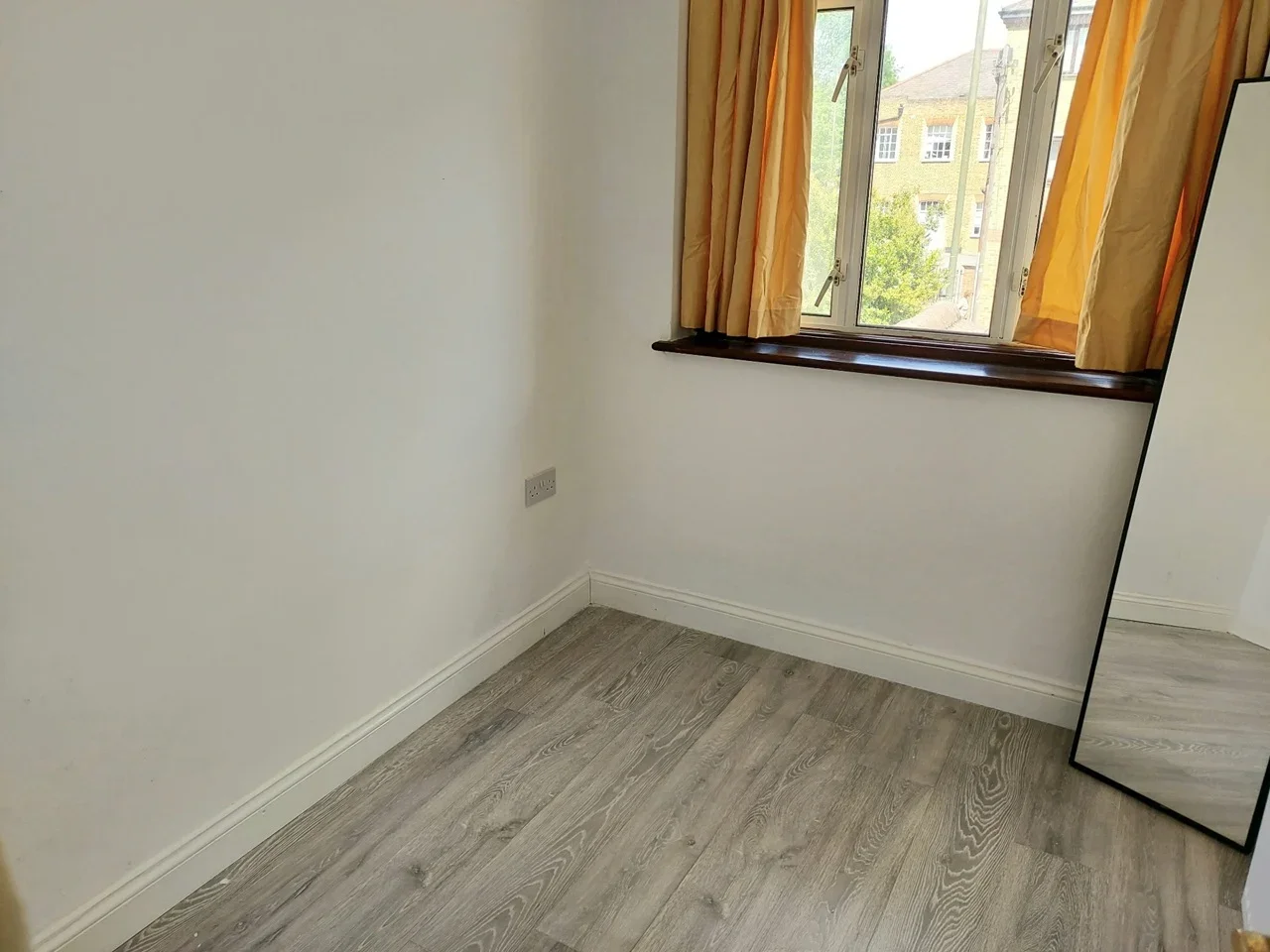 Flat Wandle Road in Greater London