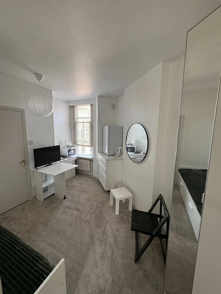 Flat Fitz-James Avenue in Greater London