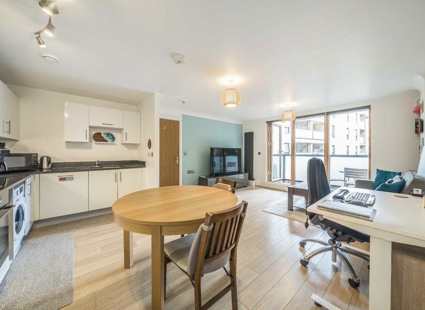 Flat Robsart Street in Greater London