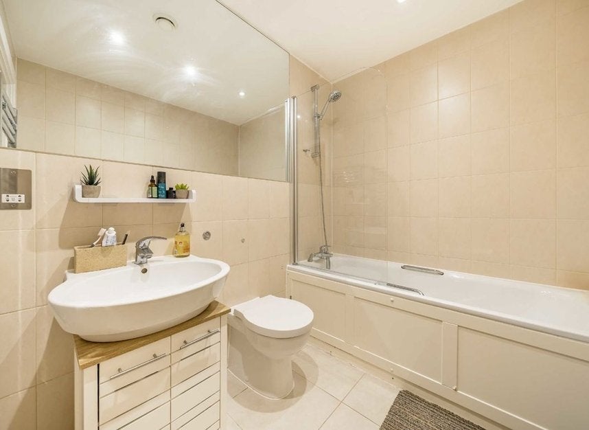Flat Robsart Street in Greater London