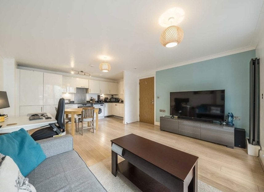 Flat Robsart Street in Greater London