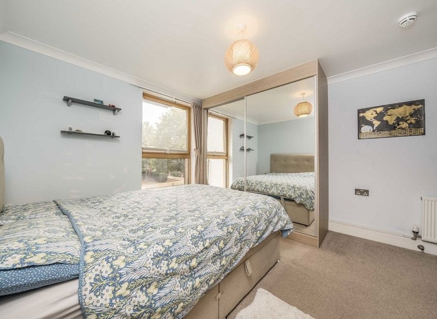 Flat Robsart Street in Greater London