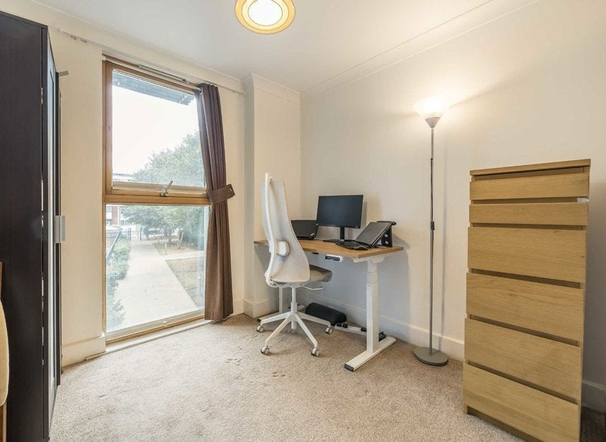 Flat Robsart Street in Greater London
