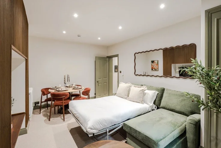 Flat Longridge Road in Greater London