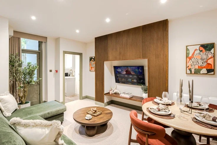 Flat Longridge Road in Greater London