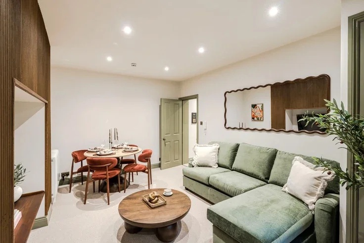 Flat Longridge Road in Greater London