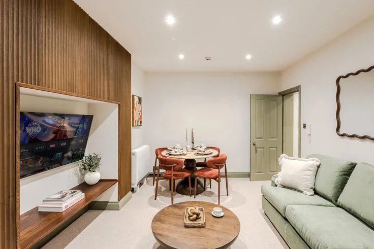 Flat Longridge Road in Greater London
