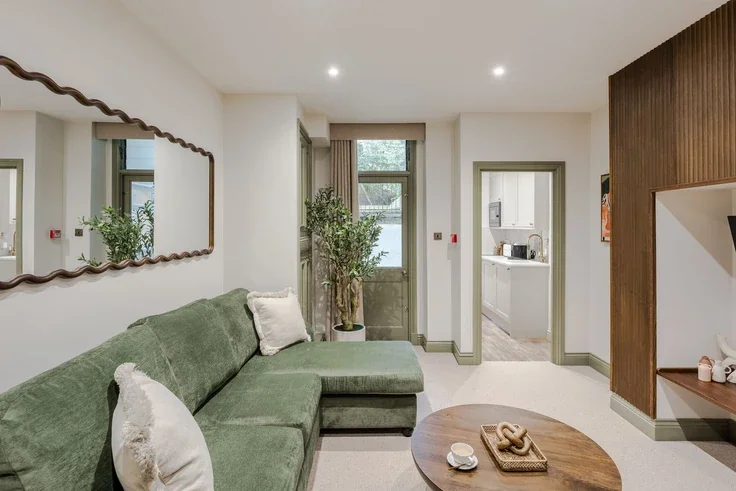 Flat Longridge Road in Greater London