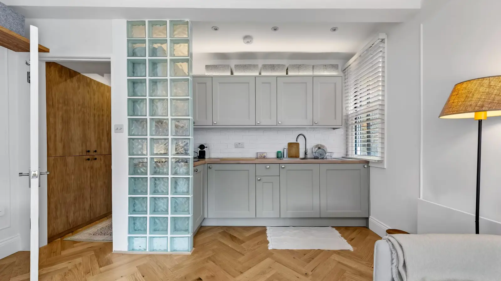 Flat Coniger Road in Greater London