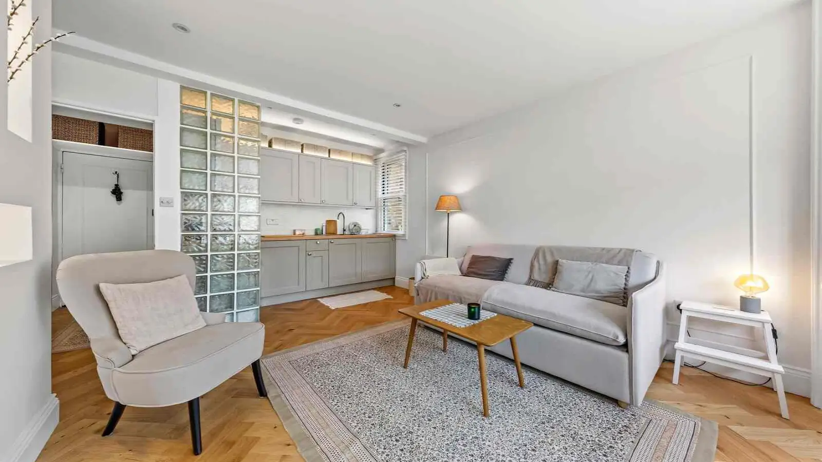 Flat Coniger Road in Greater London