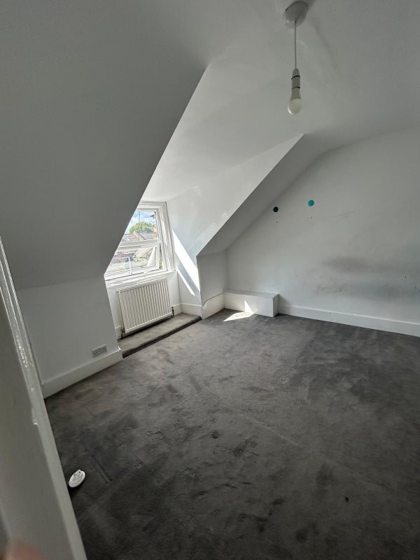 Room Seymour Avenue in Greater London