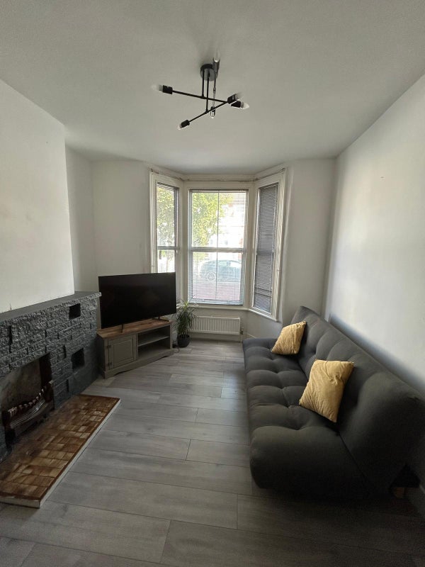 Room Seymour Avenue in Greater London