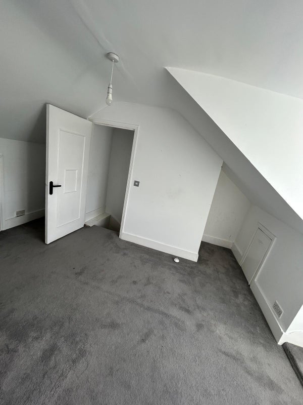 Room Seymour Avenue in Greater London
