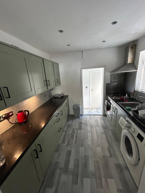 Room Seymour Avenue in Greater London