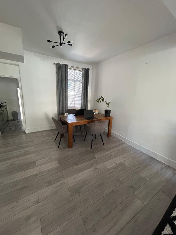 Room Seymour Avenue in Greater London