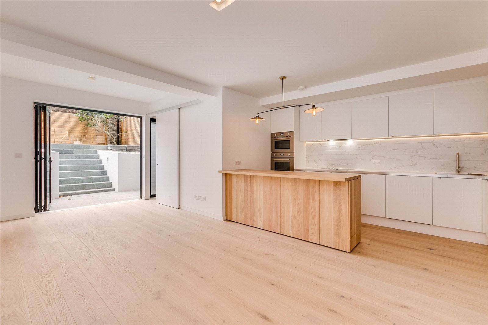 Flat Sinclair Road in Greater London